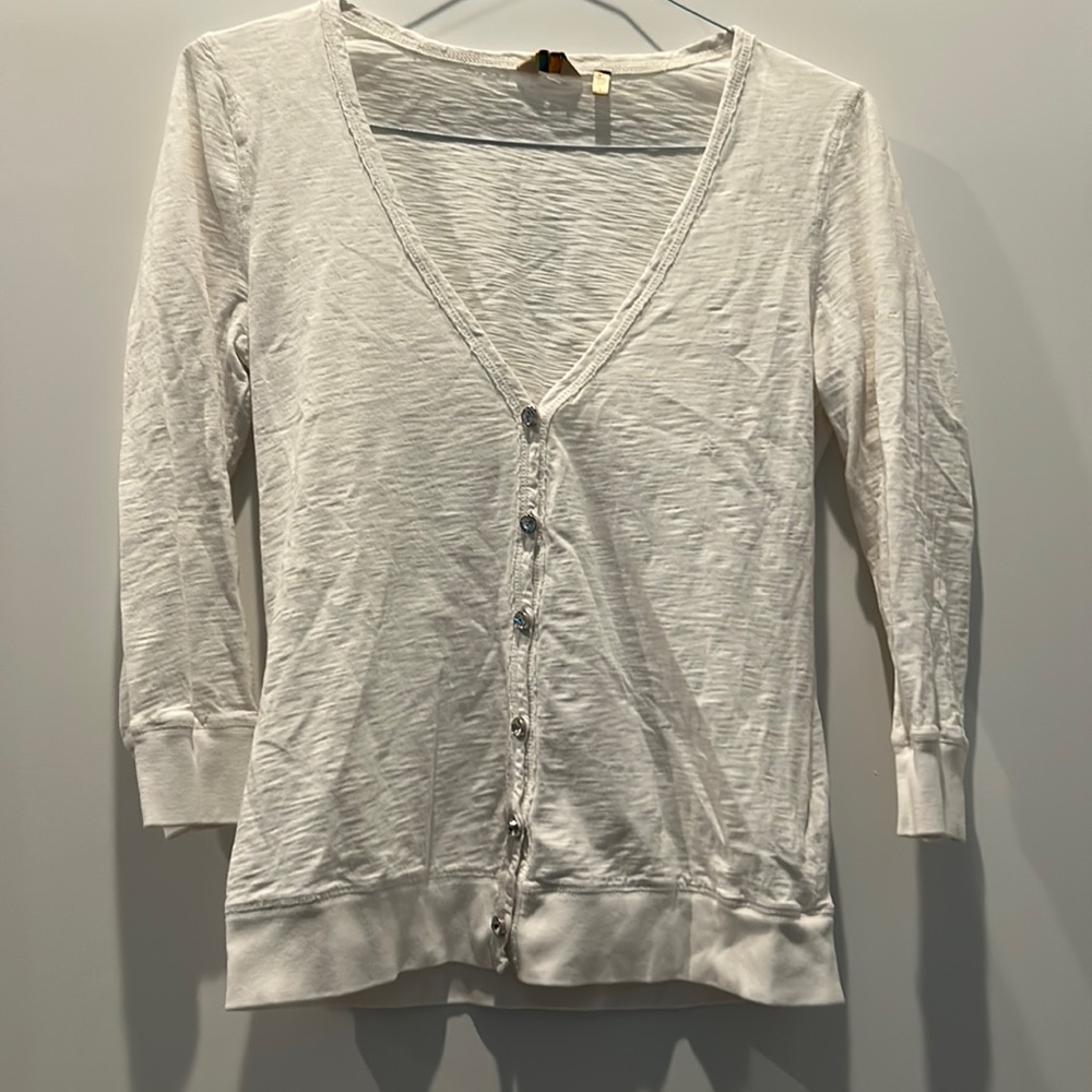 True Grit white king sleeved tee shirt with rhinestone buttons.